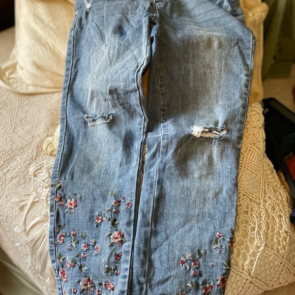 Time and Tru floral embroidered Denim Jeans in Blue and pink vintage torn look - Picture 2 of 4